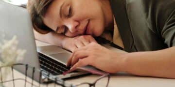 Persona trabajadora descansando tras más de seis horas seguidas, derecho a 15 minutos según Estatuto de los Trabajadores.
