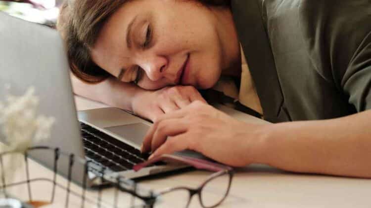 Persona trabajadora descansando tras más de seis horas seguidas, derecho a 15 minutos según Estatuto de los Trabajadores.