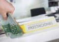 Dinero en ventanilla de prestaciones del SEPE para parados con derecho al Complemento de Apoyo al Empleo.