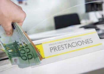 Dinero en ventanilla de prestaciones del SEPE para parados con derecho al Complemento de Apoyo al Empleo.