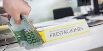 Dinero en ventanilla de prestaciones del SEPE para parados con derecho al Complemento de Apoyo al Empleo.