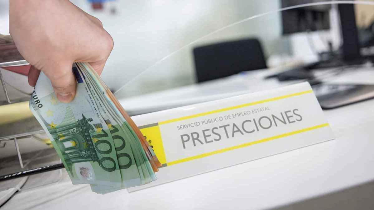 Dinero en ventanilla de prestaciones del SEPE para parados con derecho al Complemento de Apoyo al Empleo.