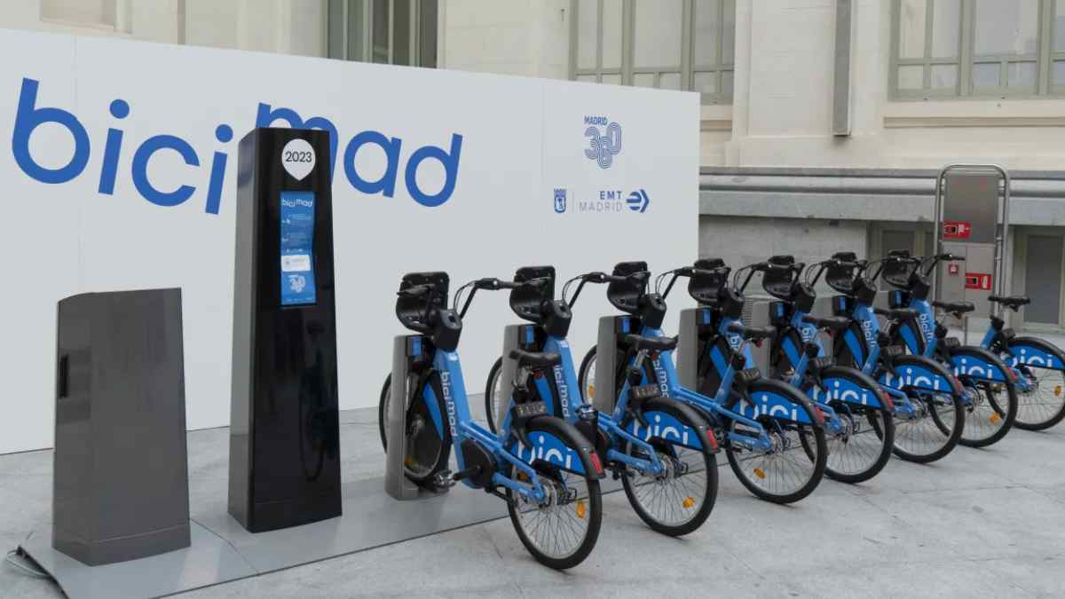 Estación de bicimad con bicicletas eléctricas en Madrid durante la Semana Europea de la Movilidad.