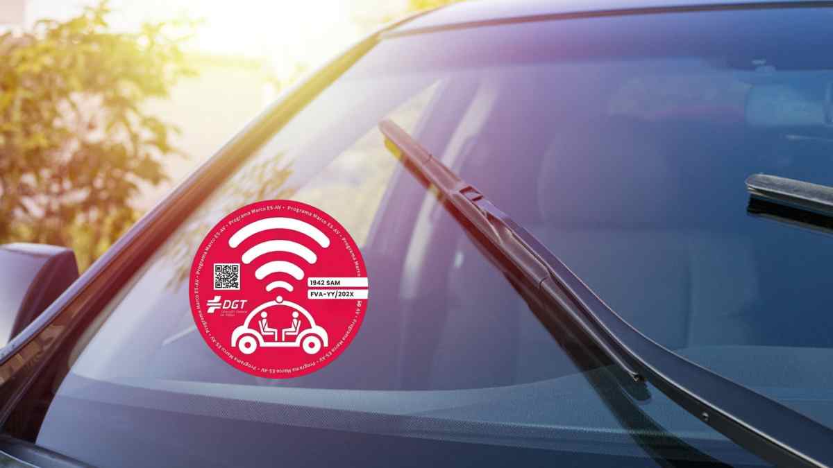 Pegatina DGT vehículos autónomos parabrisas España.