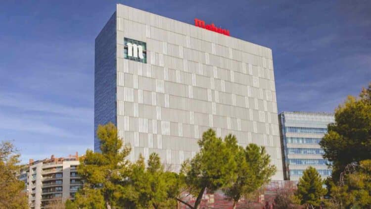 Edificio de Mahou San Miguel en Madrid para nuevas ofertas de empleo con contratos de larga duración.
