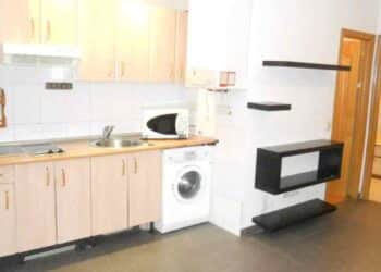 Cocina comedor del piso en venta en Los Cármenes Madrid por 80.000 euros.-