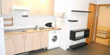 Cocina comedor del piso en venta en Los Cármenes Madrid por 80.000 euros.-