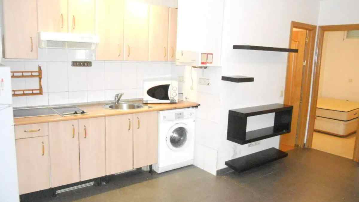 Cocina comedor del piso en venta en Los Cármenes Madrid por 80.000 euros.-