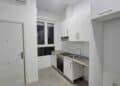 Cocina americana del piso en venta en Pedrezuela Madrid por 93.000 euros.