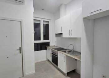 Cocina americana del piso en venta en Pedrezuela Madrid por 93.000 euros.