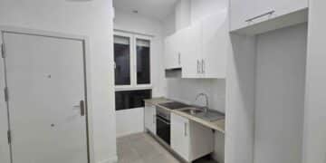 Cocina americana del piso en venta en Pedrezuela Madrid por 93.000 euros.