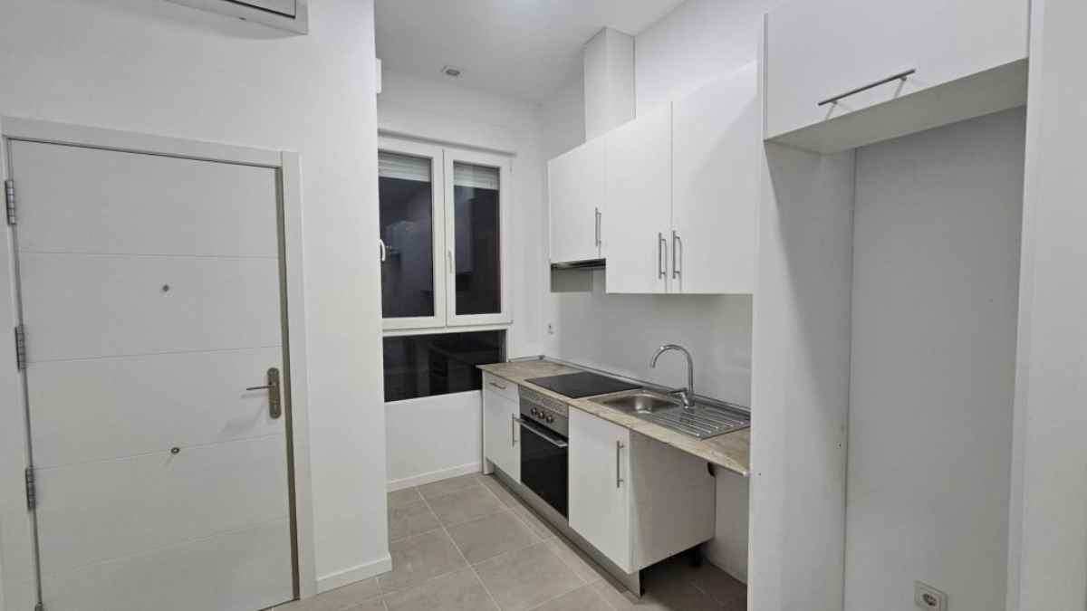 Cocina americana del piso en venta en Pedrezuela Madrid por 93.000 euros.