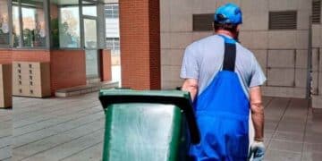 Conserje en centros deportivos de Madrid durante jornada laboral.