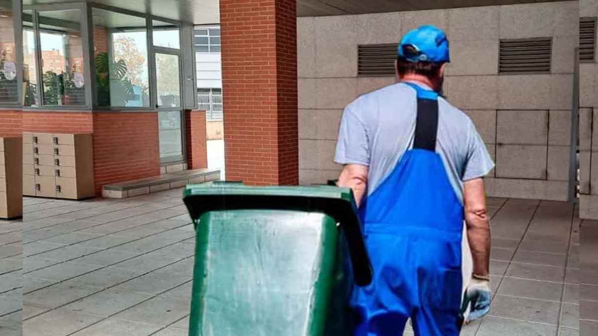 Conserje en centros deportivos de Madrid durante jornada laboral.
