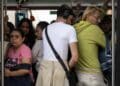 Pasajeros en transporte público abarrotado por la pobreza en el transporte según la DGT.