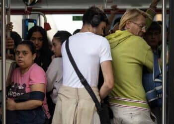 Pasajeros en transporte público abarrotado por la pobreza en el transporte según la DGT.