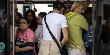 Pasajeros en transporte público abarrotado por la pobreza en el transporte según la DGT.