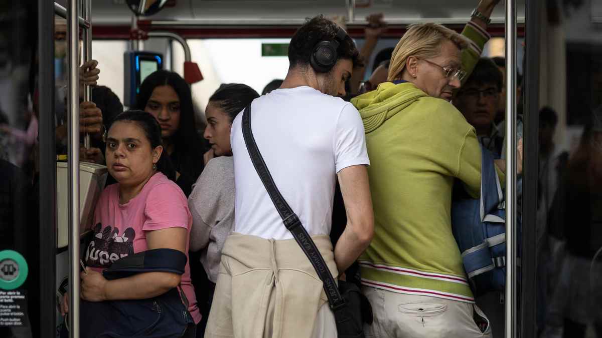 Pasajeros en transporte público abarrotado por la pobreza en el transporte según la DGT.