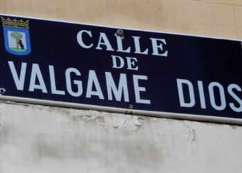 Placa de la calle Válgame Dios en Madrid dentro del callejero de la ciudad.