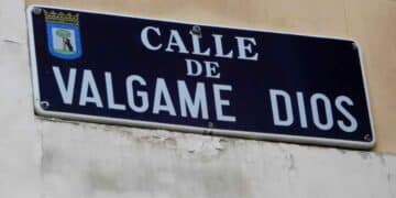 Placa de la calle Válgame Dios en Madrid dentro del callejero de la ciudad.