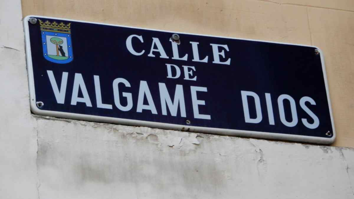 Placa de la calle Válgame Dios en Madrid dentro del callejero de la ciudad.