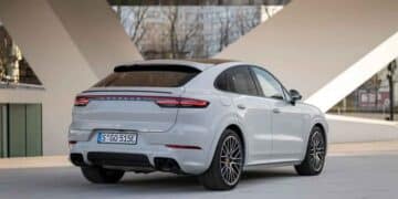 Porsche Cayenne SUV eléctrico con carga inductiva 2026.