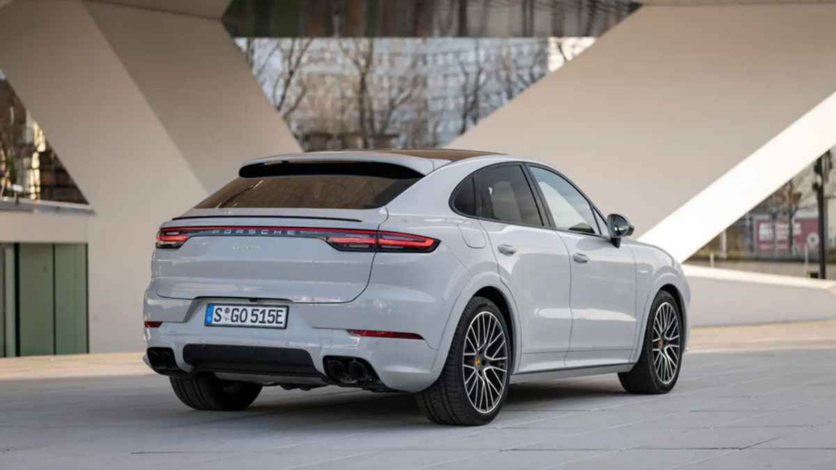 Porsche Cayenne SUV eléctrico con carga inductiva 2026.