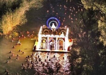 Procesión fluvial de la Virgen de Alarilla en el río Tajo en Fuentidueña de Tajo, Comunidad de Madrid.