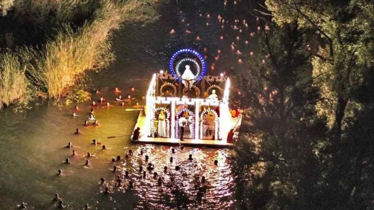 Procesión fluvial de la Virgen de Alarilla en el río Tajo en Fuentidueña de Tajo, Comunidad de Madrid.