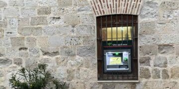 Cajero automático en municipio rural de la Comunidad de Madrid.