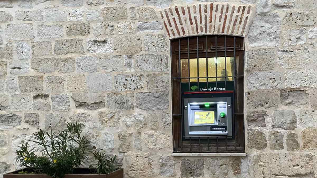 Cajero automático en municipio rural de la Comunidad de Madrid.