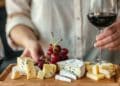 Tabla de quesos y vino que explica el origen de la expresión que no te la den con queso.