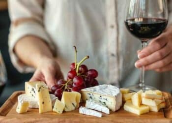 Tabla de quesos y vino que explica el origen de la expresión que no te la den con queso.
