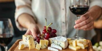 Tabla de quesos y vino que explica el origen de la expresión que no te la den con queso.