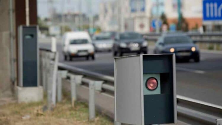 Radar del km 52 de la M-40 con multas de tráfico.