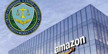 Logo de la FTC junto a sede de Amazon por reembolsos de Prime y sanción en Estados Unidos.