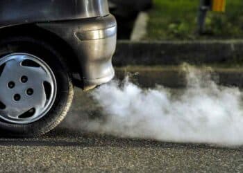 Coche diésel antiguo expulsando humo por el tubo de escape en España.