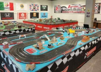 Circuito de Scalextric en el centro de Madrid con maquetas y coches a escala