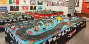 Circuito de Scalextric en el centro de Madrid con maquetas y coches a escala