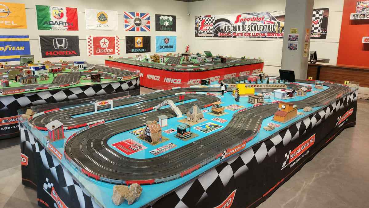 Circuito de Scalextric en el centro de Madrid con maquetas y coches a escala