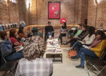 Club de lectura en Madrid con asistentes en biblioteca hablando de ciencia y libros del CSIC.