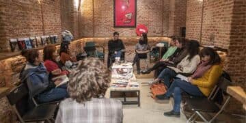 Club de lectura en Madrid con asistentes en biblioteca hablando de ciencia y libros del CSIC.