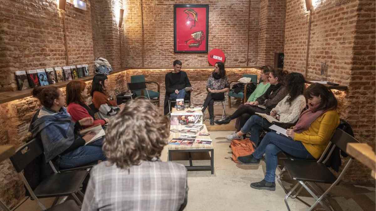 Club de lectura en Madrid con asistentes en biblioteca hablando de ciencia y libros del CSIC.