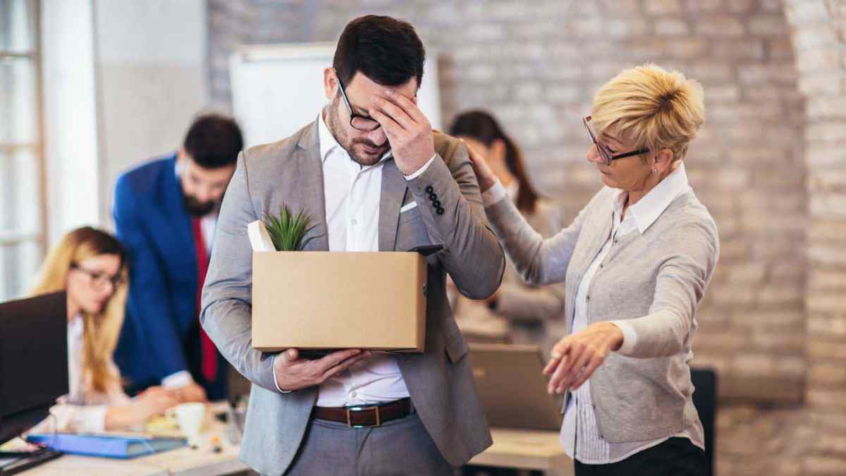 Trabajador sancionado con suspensión de empleo y sueldo en oficina.