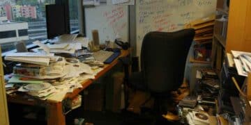 Mesa de trabajo desordenada sancionable según el Estatuto de los Trabajadores.