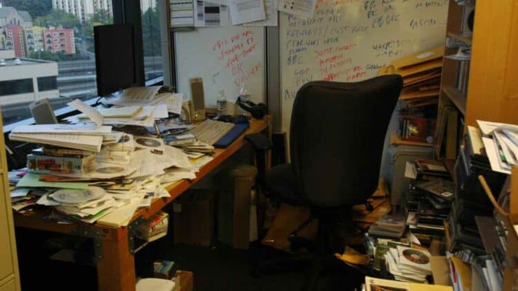 Mesa de trabajo desordenada sancionable según el Estatuto de los Trabajadores.