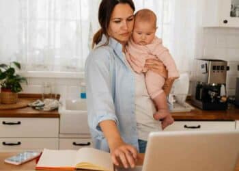 Madre con bebé consulta trámites de Seguridad Social para sumar días de cotización.