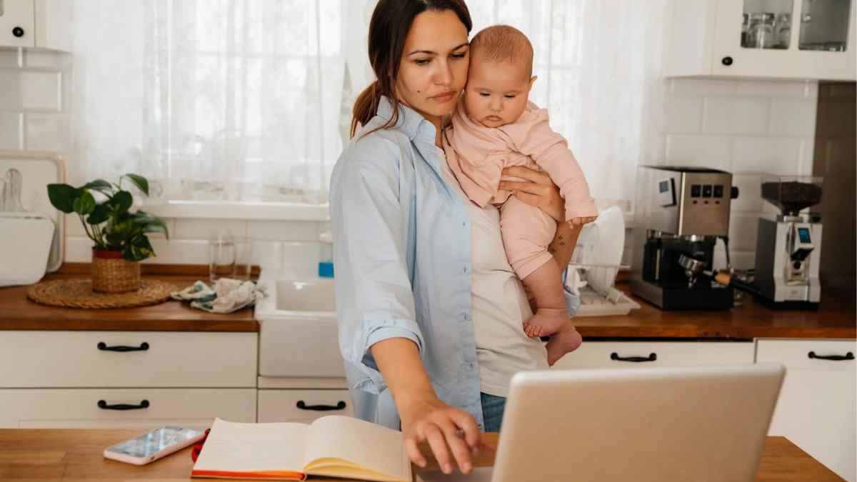 Madre con bebé consulta trámites de Seguridad Social para sumar días de cotización.