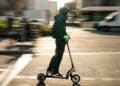 Conductor de patinete eléctrico en ciudad con seguro obligatorio desde 2026.