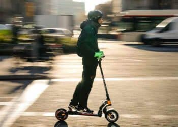 Conductor de patinete eléctrico en ciudad con seguro obligatorio desde 2026.